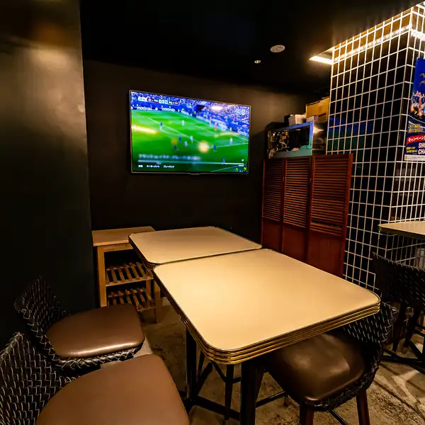 カフェ利用やスポーツ観戦にぴったりの店内。カウンターやテーブル席もあり、昼はカフェ、夜はスポーツバーとして楽しめる空間で、ゆったりと過ごせます。ご友人との集まりやデートにもおすすめ。開放感があり心地よい時間をどうぞ。ちょい飲みやカフェ利用にも便利です。