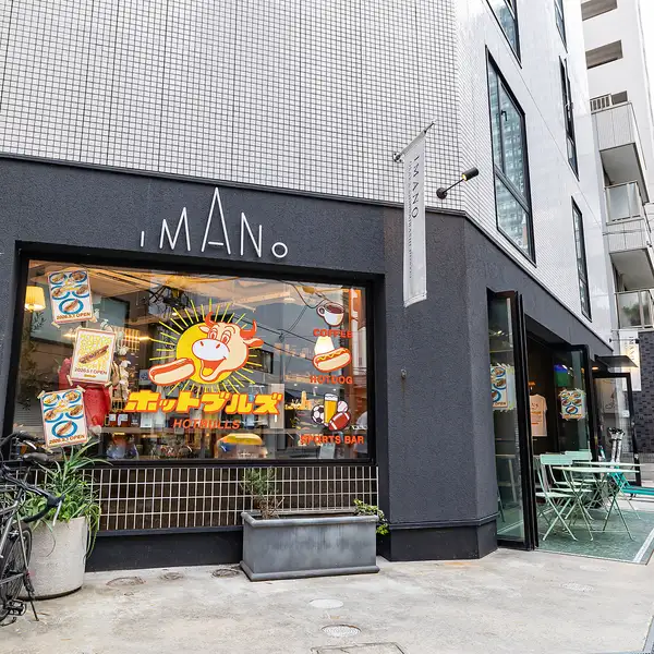 昼はカフェ、夜はスポーツバーとして楽しめるホットブルズは、店内に大きなモニターが2台あり、ラグビーや野球、サッカーなど多彩なスポーツをライブ放映。観戦を通じて自然と会話が弾む、にぎやかで一体感のあるコミュニティ空間です。観戦しながら料理やビールを味わえます。居心地の良い雰囲気。