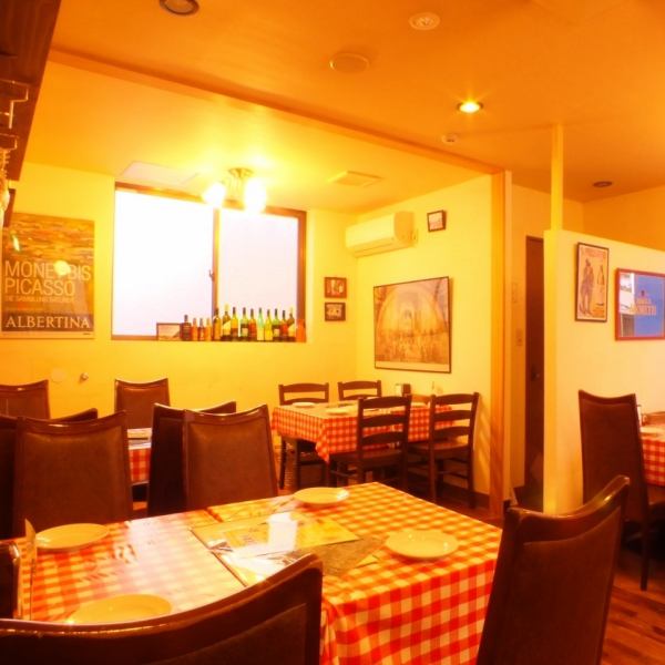 【知られざる2F？】ピザマリアの2階はテーブル30席あり！店の前を通るだけでは気づきにくい知られざる空間です☆ゆったりとお食事を愉しめるのが好評！1Fと2Fの雰囲気が全然ちがうのも魅力。