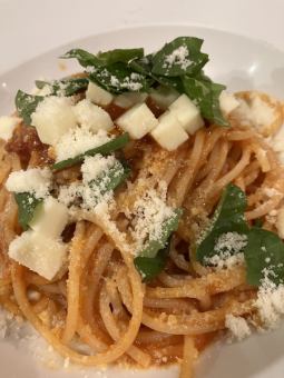 Spaghetti with mozzarella and basil in tomato sauce