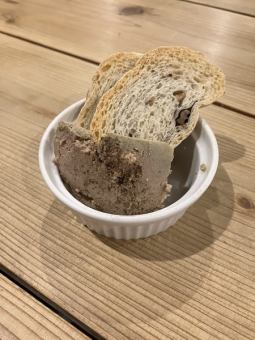 Chicken liver pate (comes with 2 slices of bread)