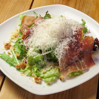 Prosciutto, Grana Padano Cheese and Nuts Salad Regular