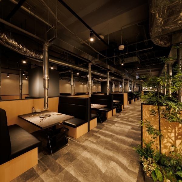 餐厅内部气氛优雅，强调美好的日本味道。木纹桌子和黑色沙发座椅营造出别致而精致的空间。您可以放松地享受餐厅的大型海鲜和烤肉自助餐。请在共有400个座位的舒适空间内享受优雅的时刻。