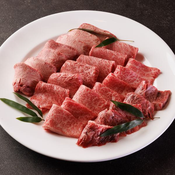 Enjoy luxurious all-you-can-eat yakiniku (grilled meat) such as Wagyu beef sirloin and Wagyu beef kalbi, as well as seafood grilled on the beach! All tables are equipped with roasters.