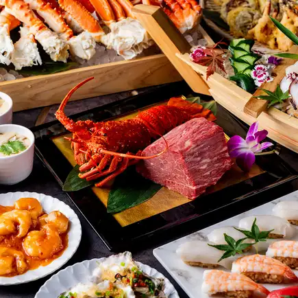 【银座八方：世界三大美食——至尊盛宴】包括龙虾和红烧鱼翅。自助餐包含超过150种菜品，而且饮品无限畅饮