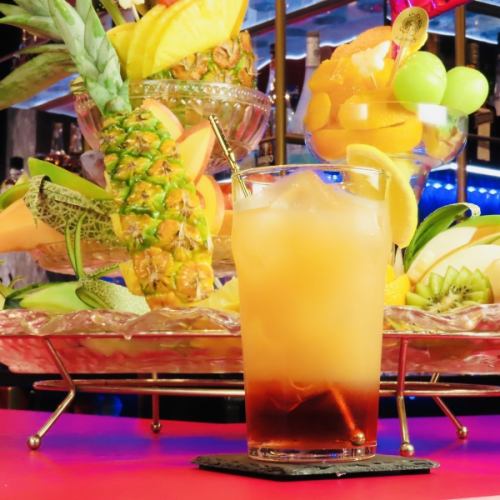 Over 100 types of cocktails right in front of your eyes