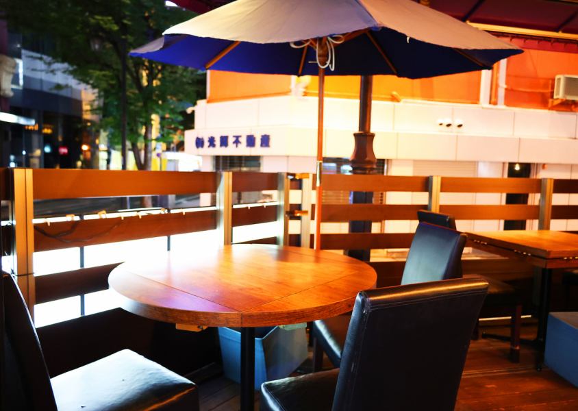 The terrace seats and terrace counter with outstanding ventilation and the comfortable breeze make the food and drinks even more delicious.How about a delicious beer on the wood terrace?
