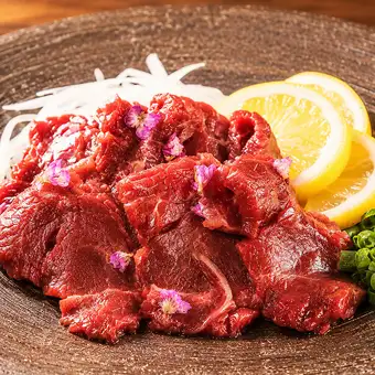 ◎熊本全享套餐◎ 包含熊本特色美食,如馬肉刺身、當地特色菜餚和赤牛☆ 含120分鐘暢飲