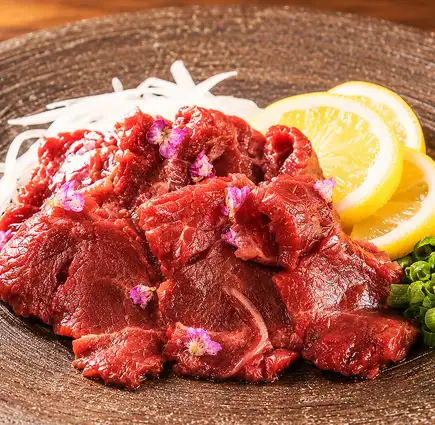 ◎熊本全享套餐◎ 包含熊本特色美食，如馬肉刺身、當地特色菜餚和赤牛☆ 含120分鐘暢飲