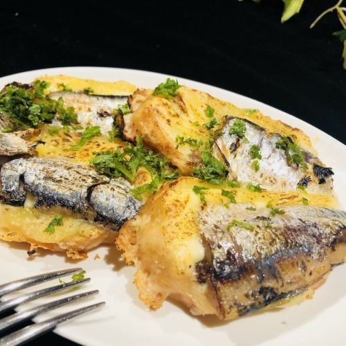 Bite-sized oil sardine pizza