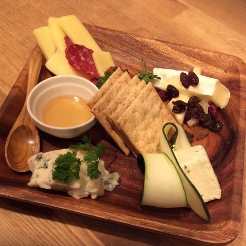 4 kinds of cheese platter