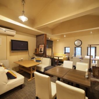 [2nd floor table seating: up to 48 people] Perfect for watching sports or just hanging out. A high-quality space where you can relax.The table seats on the second floor are equipped with TVs for watching sports.This space is perfect for a variety of events, such as girls' nights, drinking parties, and launch parties.We also have sofa seats available for you to relax in, so you can enjoy your stay in comfort.