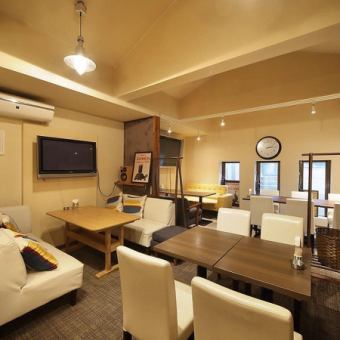 [Second floor private rental: 32-62 people] A cozy space wrapped in cleanliness and warmth.We offer a floor space for rent that is perfect for casual entertainment or business occasions.The square layout allows for a panoramic view of the entire space, creating a relaxed atmosphere for lively conversation.It's the perfect space for watching sports, after-parties, or small parties.
