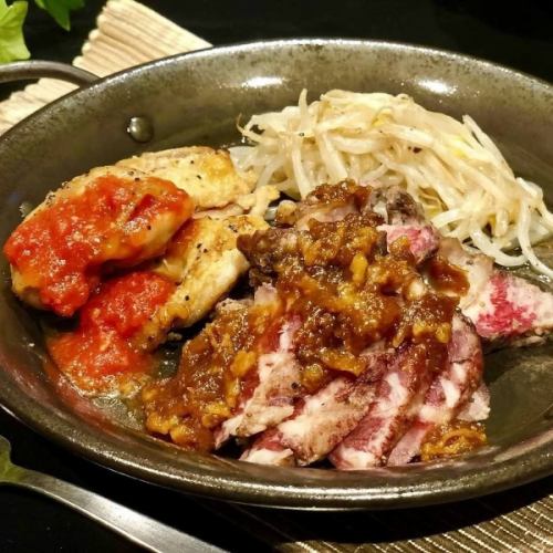 We offer a satisfying lunch featuring plenty of meat, available only on weekdays.