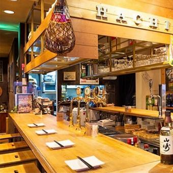 【1階カウンター席：1～16名様】おひとり様にも◎TVを眺めながら静かなひとときを。女性のお客様も安心してご利用いただける落ち着いた雰囲気。お仕事帰りのちょい飲みやサクッとご飯、2軒目使いに最適。コの字型のカウンターは向かい合って会話が楽しめる距離感。お一人様330円。 コース利用時はチャージ料がかかりません