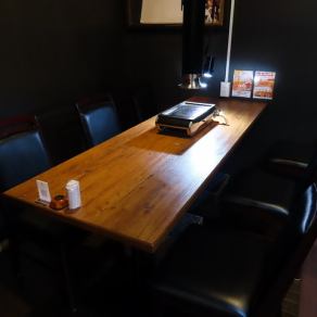 落ち着いた雰囲気の店内には4名がけテーブルを4卓ご用意。ゆとりある配置でリラックスして過ごせ、宴会・誕生日・ちょい集まり、全部まとめてお任せ♪カルビもタンもハラミも、最高の状態で提供します。