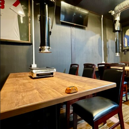 仲良いメンバーで集まるならココ！ゆったり過ごせて、宴会OK、プライベート利用OK◎気軽に使えて居心地バツグンのお店です！ゆったり座れる6名テーブルで雰囲気よし、席広い、肉うまい！