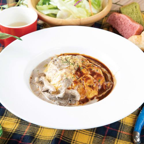 Melting omelette with stew of beef tendon