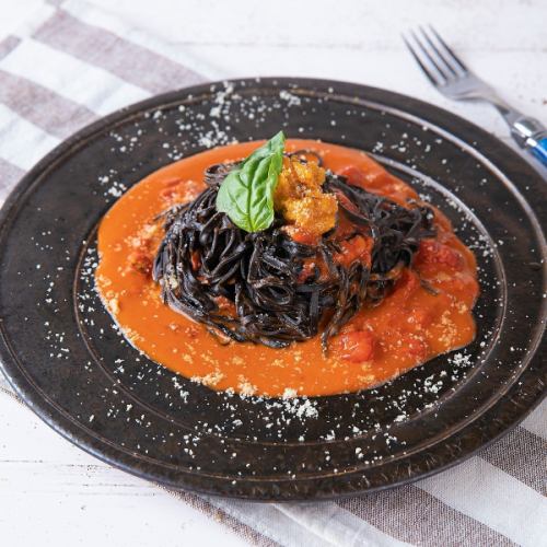 Doesn't turn black! Sea urchin tomato pasta with squid ink noodles