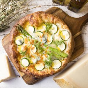 아스파라거스와 호박 녹색 피자