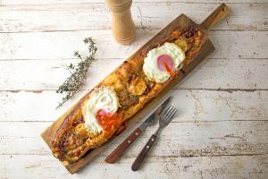 Spicy mince and eggplant pide