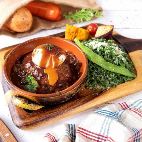 The handmade hamburger steak, made from 100% beef and packed with delicious meat flavor, is very popular.