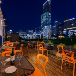 【소인수 이용도 대환영】 점심 & 카페를 우아하게 보내고 싶은 분들도 BBQ & 비어 가든에서 분위기가 살고 싶은 분들에게도 추천! 발군의 개방감을 만끽할 수있는 오픈 테라스입니다.