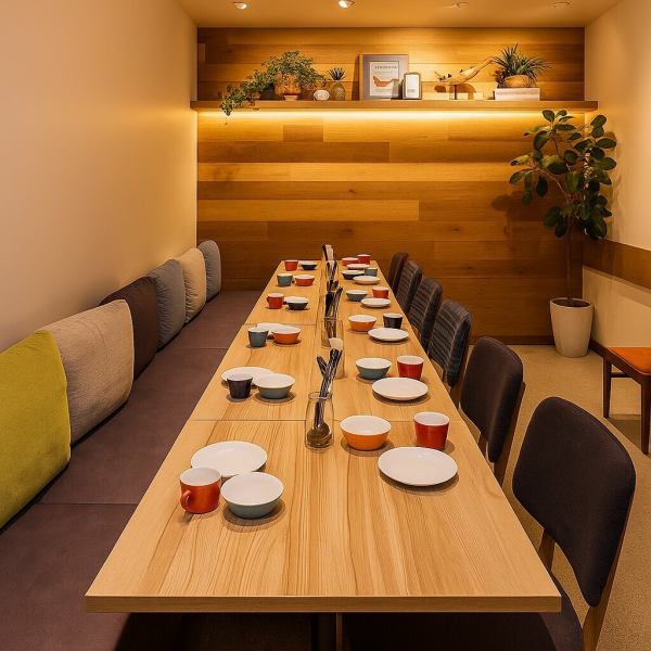 【适合闺蜜聚会或生日庆祝】 位于主楼层后方的桌席，拉上窗帘后可作为半包间使用，最多可容纳 16 人。