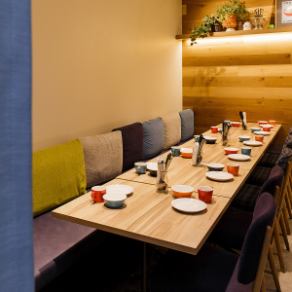 The table seats set back from the main floor can be used as semi-private rooms with curtains.It is an easy-to-use space that is sure to be a big success in various party scenes such as banquets for companies and departments, event launches, girls' night outs and mothers' parties.