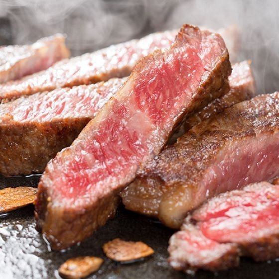 雄大な自然と清らかな水に恵まれた岩手県産の和牛を使用しております。ローストビーフやステーキがオススメ