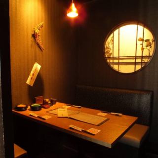 ※画像はイメージとなります。誕生日や記念日など、大切なご会食にも最適な個室空間。扉付き完全個室となり、プライベートなお食事にも安心してお過ごしいただけます。品がありながらも和めるお席となっております。