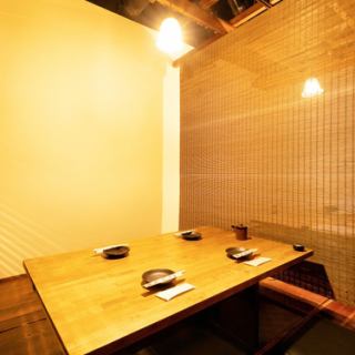 ※画像はイメージとなります。周囲は壁と扉で仕切られたプライベート感ある個室席、堅くなり過ぎずにお食事が愉しめる空間です。カップルのデートや記念日などにゆったりとした時間をお過ごしいただけます。