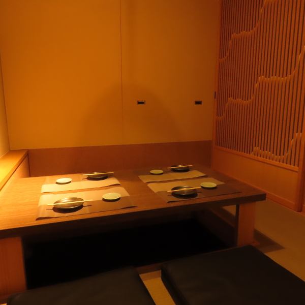 温かな照明が灯る落ち着いた大人の和空間は、日々の疲れを癒す至福の個室空間です。ご家族、ご友人とのお食事や大事な会合、接待などにも最適な空間となっております。