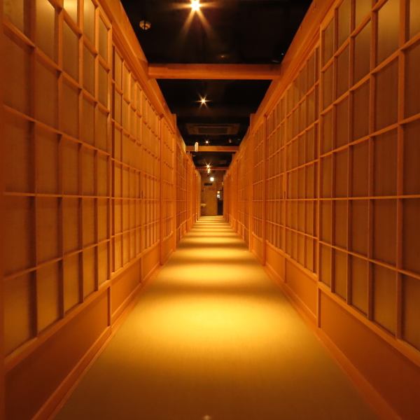 落ち着きある雰囲気の和風個室は接待、会食にもおすすめ。ご人数に合わせて最適なお席へご案内させていただきます。誕生日、記念日のサプライズなど、特別な一日にも是非ご利用くださいませ。