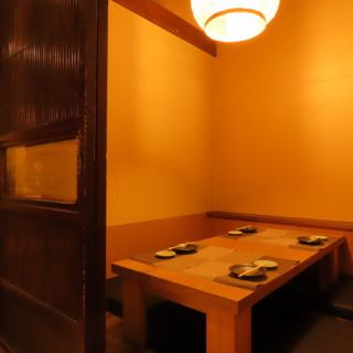 周囲は壁と扉で仕切られたプライベート感ある個室席、堅くなり過ぎずにお食事が愉しめる空間です。カップルのデートや記念日などにゆったりとした時間をお過ごしいただけます。