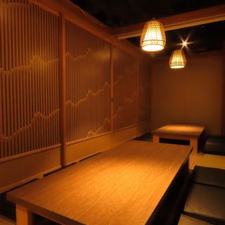 団体様でのご利用にも最適な掘りごたつ個室。優しく灯る間接照明が印象的な個室空間となっております。飲み会や宴会はもちろん、会社宴会、歓送迎会にもおすすめです。