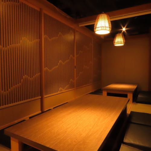 団体様でのご利用にも最適な掘りごたつ個室。優しく灯る間接照明が印象的な個室空間となっております。飲み会や宴会はもちろん、会社宴会、歓送迎会にもおすすめです。
