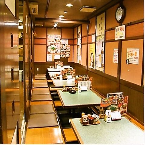 [For various large-sized banquets!] With seating for 4 people and 5 tables, up to 20 people can be accommodated. On weekdays, the restaurant is filled with customers returning from work, and on weekends, there are many families! It's a tatami room, so you can relax and relax! There are table seats for 2 and 4 people.Please use the table seats for girls' night out or private drinking parties.Please feel free to visit us★