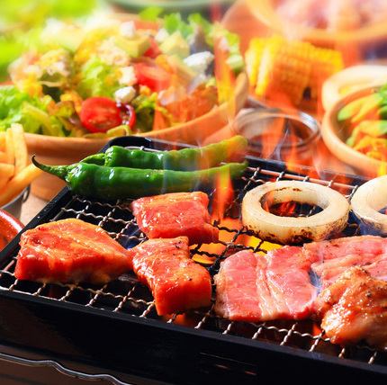 【BBQ】 "쇠고기 + 돼지고기 + 닭고기" 포함! "바베큐 코스"2H 음료 무제한 전 7 품 4800 엔 (세금 포함)!