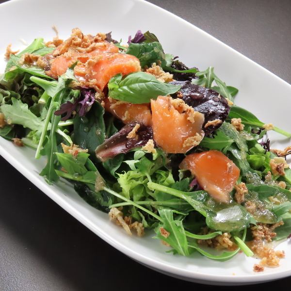 【NANOKAサラダ】彩り鮮やか。脂の乗ったサーモンとシャキシャキ野菜
