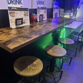 【カウンター×6席】お一人様のご来店も気軽な、サッと入れるカウンター席。夜のお酒やお食事はもちろん、ランチタイムにも最適です。週替わりのパスタランチやパン、サラダなどがセットになったプレートランチ。お得なランチドリンクのご提供もあり。早めに入れるカウンター席でお昼の時間をゆったりお過ごしください。