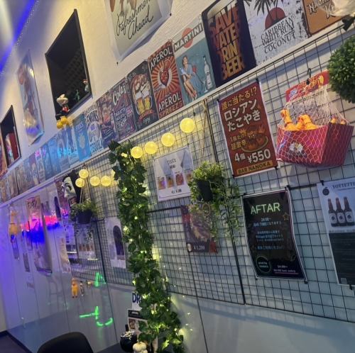 大切な集まりやご宴会にぜひどうぞ。お店の貸切を承っております。最大人数は12名様まで。プライベートな空間を確保しながら、Barのような洗練された雰囲気を楽しむことができます。少人数の結婚式二次会、グループの集まり、会社のプロジェクトキックオフなど。10名様程度の貸切をご検討の際、ぜひご相談下さい。