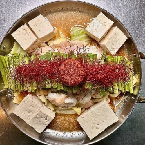 Which do you prefer? Special soy sauce vs. rich miso motsunabe!!