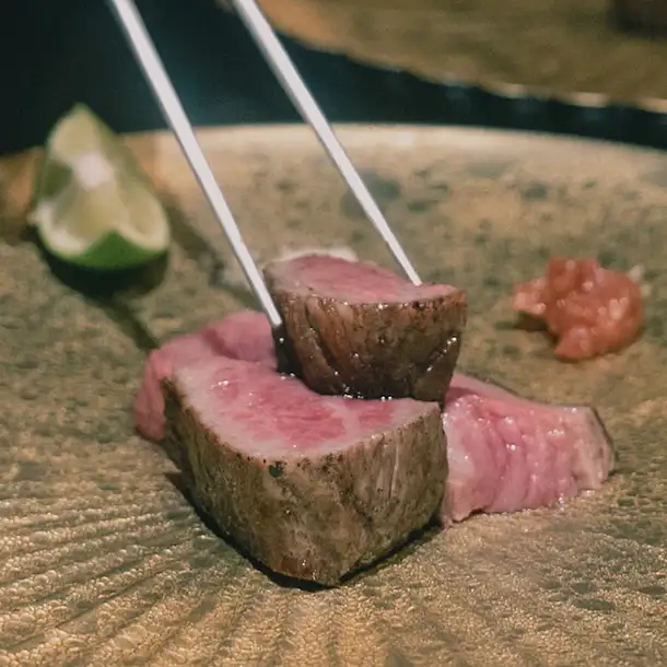 居酒屋以上割烹未満のお料理で、デートや宴会を彩る。団体でも少人数でもお肉をメインにしたコースで贅沢な時間を。