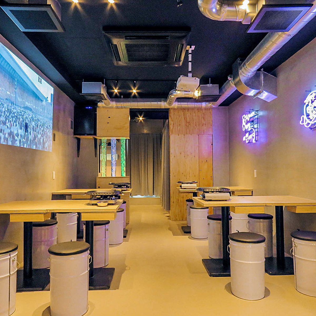 The stylish interior of the restaurant gives off the atmosphere of a real Seoul izakaya!