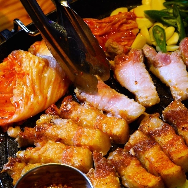 블록 고기에서 잘라내는 극후 삼겹살! 기타 센주에서 본고장 한국의 맛을