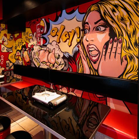 店内の壁にはひときわ目を引くポップなアート♪赤と黒のコントラストが明るく元気なイメージを醸し出しています。