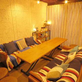 [4th floor VIP floor] Completely private rooms with projectors and private restrooms ★ Sofa seats where you can relax! The private room usage fee is 4,000 yen per hour for the course.In the case of a la carte, you can use it for 5,000 yen / pair per hour.2 to 12 people can be seated.