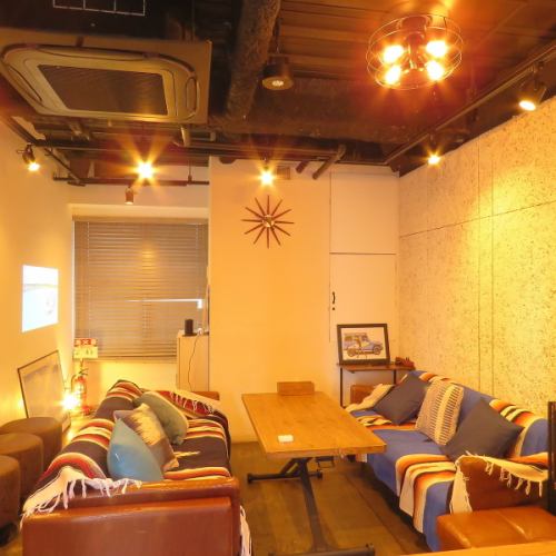 [4th floor VIP floor] Completely private rooms with projectors and private restrooms! The private room usage fee is 4,000 yen per hour for the course.In the case of a la carte, you can use it for 5,000 yen / pair per hour.2 to 12 people can be seated.Perfect for parties such as joint parties, girls' night out, birthday parties and celebrations!