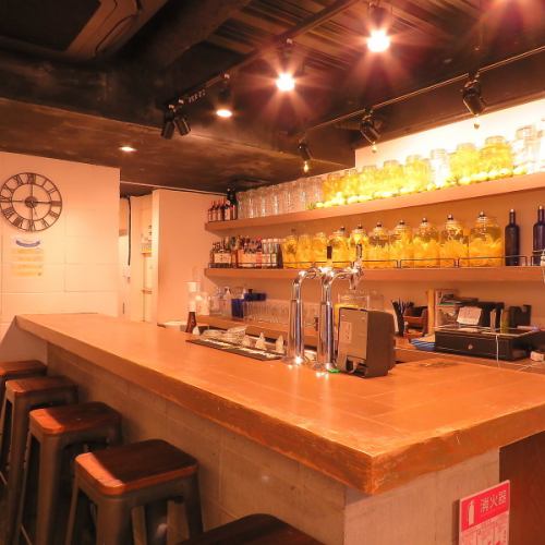 【1F】3名様テーブル1卓、4名様テーブル1卓ございます。初めての方もお気軽にご来店ください。